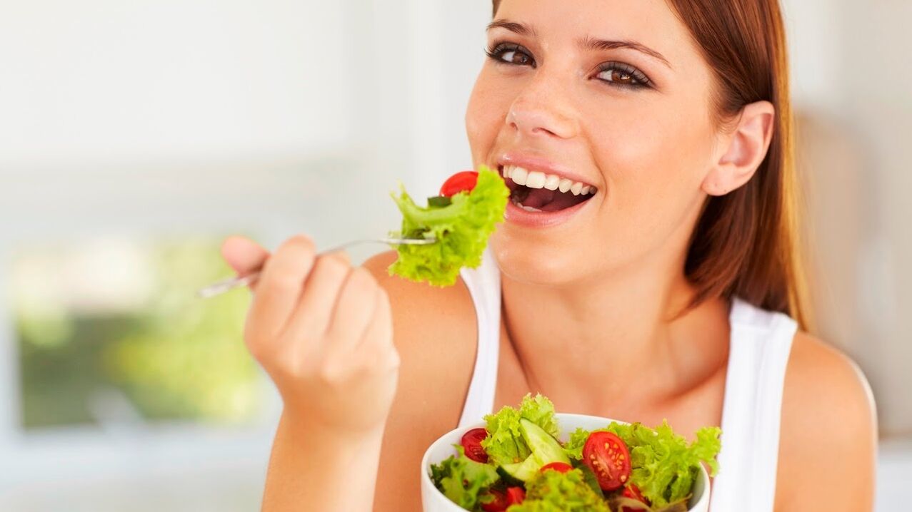 eating green salad on lazy diet